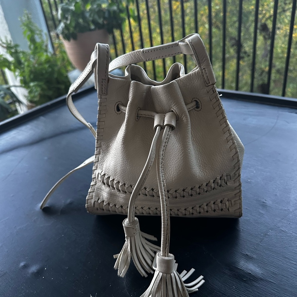 Fossil Y2K Cream Leather Bucket Bag